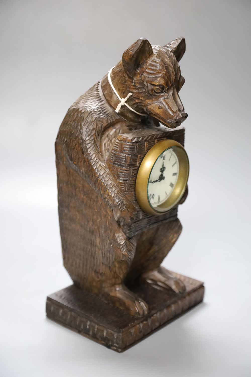 A modern carved pine bear timepiece in Black Forest style, 13cm